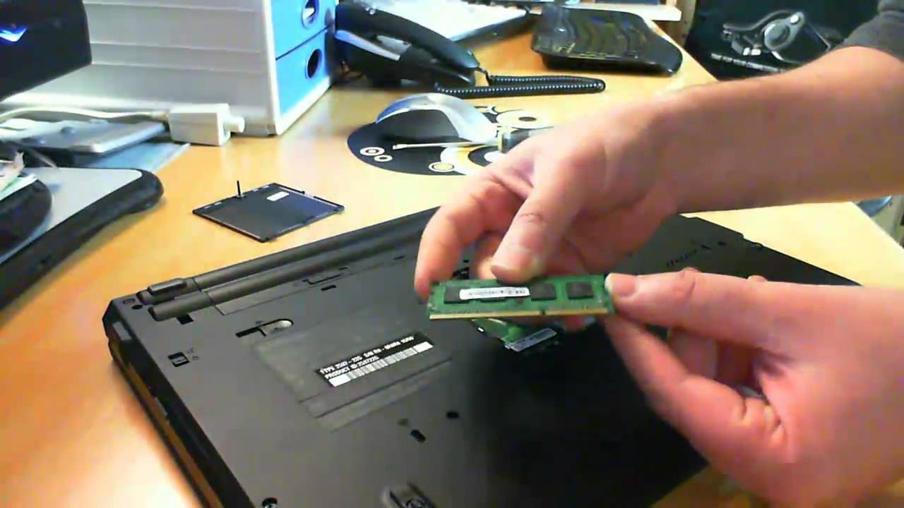 Como instalar un módulo de memoria RAM en un portátil