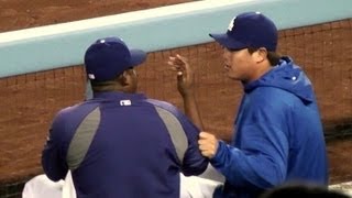 Ryu Hyun-jin 류현진 & Juan Uribe Best Friends Again 2013-8-27 After Uribe Slaps Ryu to Get Even (Ha Ha)