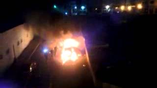 Coches ardiendo en la calle La Inés