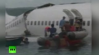 Пассажирский самолет разбился на Бали при заходе на посадку