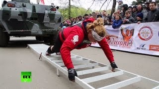 Русские женщины соревнуются в буксировке БТР