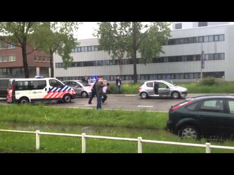Arrestatie van vuurwapengevaarlijke verdachten Arrestatie van vuurwapengevaarlijke verdachten