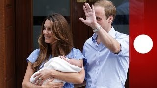 Royal baby: Kate tiene in braccio bebè poi lo passa a William