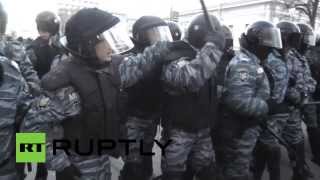 Столкновения между бойцами «Беркута» и протестующими у Верховной рады Украины