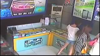 Menina rouba iPad em loja como uma ladra profissional