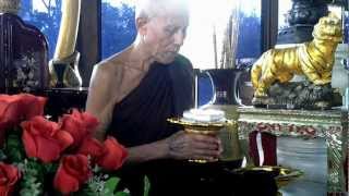 หลวงพ่อเสือดำสวดมนต์ปลุกเสกให้พร.mp4