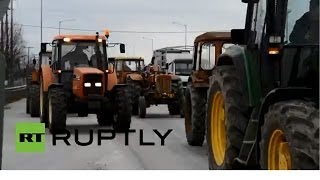 Греческие фермеры перекрыли тракторами дороги в центре страны