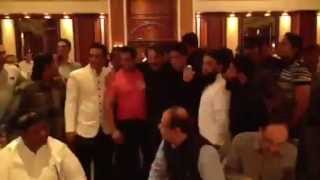 Salman Khan and Shahrukh Khan patch up and hug each other