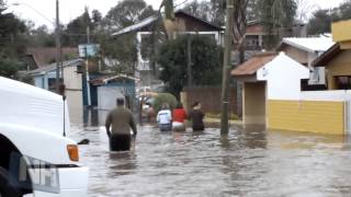 Durante enchente, moradores tentam salvar o que podem de suas casas