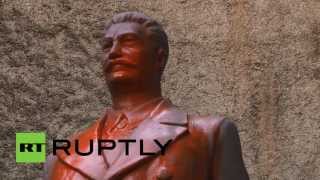 «Красная угроза»: вандалы облили краской памятник Сталину в Грузии