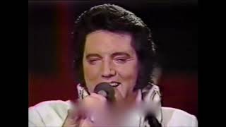 Ataque de risa de Elvis Presley en plena actuación