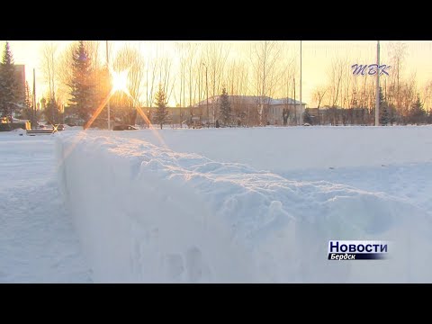В Бердске начали возводить снежный городок В Бердске начали возводить снежный городок