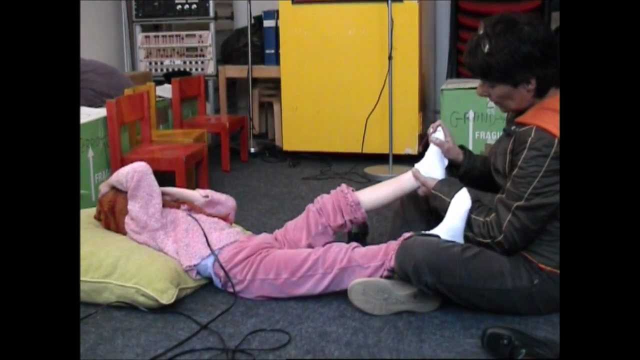 Alix - Tomatis 2005 - Syndrome de Rett - Partie I, pieds / mollets