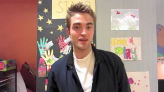 Robert Pattinson Visits Kids at Children's Hospital Los Angeles