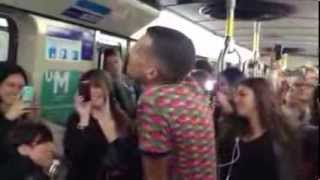 Stromae chante Formidable dans le métro de Montréal #STM #Stromae