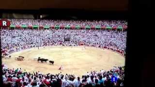 Tumulto a la entrada de la plaza en el encierro de Fuente Ymbro en San Fermín.