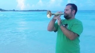 Tocando la corneta en el Mar Caribe por Dani de Baza - Playing the trumpet in the Caribbean Sea