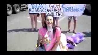 Одесский Femen показал Путину колбасу