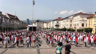 FOTO a VIDEO: Vyše tisíc študentov tancovalo na Námestí SNP štvorylku