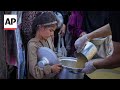 Charity distributes hot food to displaced Palestinians in Gaza