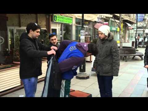Хуманост на улиците на Скопје: Давање топла облека на питачите и бездомниците