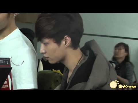 121210 LAY grabs KRIS's toy and smile to the cam T_T @ Guangzhou Airport