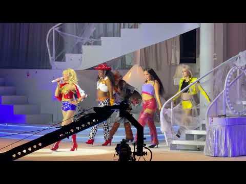 Sabrina Carpenter Concert Short N Sweet Halloween NYC 10/31/25 - Full Show