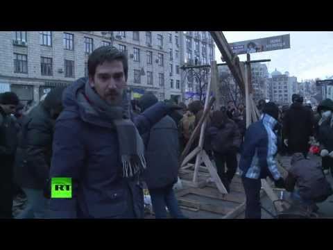 Протестующие в Киеве устанавливают катапульту