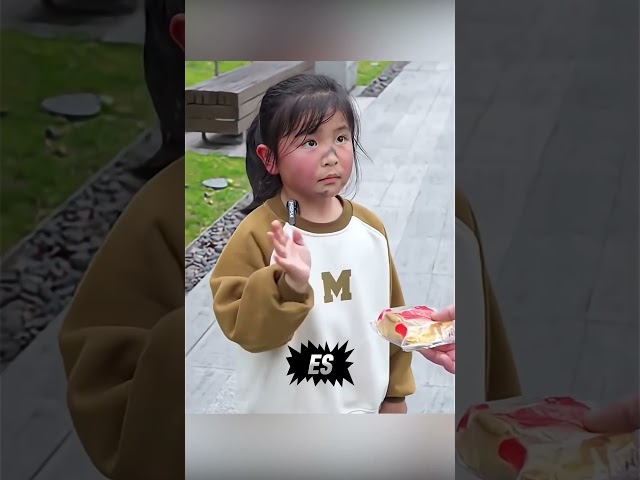 Die Ehrlichkeit eines armen Mädchens schockierte alle … Wahre Freundlichkeit gibt es noch ❤️#shorts