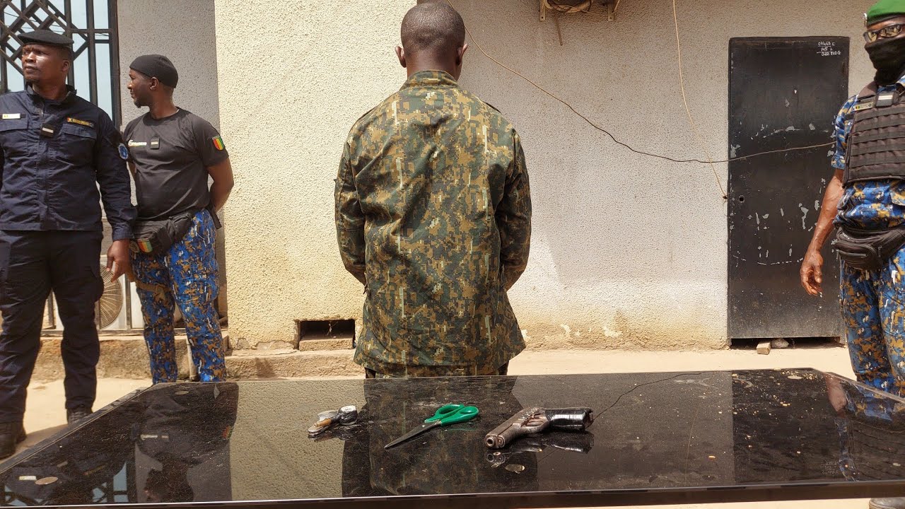 Conakry : un homme en tenue militaire arrêté avec un pistolet et des armes blanches