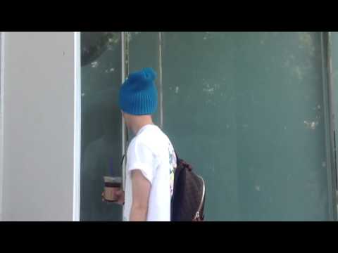 Luhan can't open the door