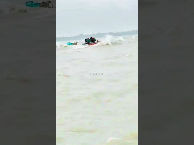 মাঝ নদীতে বালুর ট্রলার ডুবে যাচ্ছে।