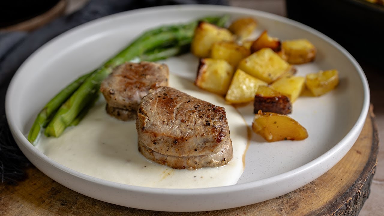 Šťavnaté špalíčky z vepřové panenky se smetanovou omáčkou, chřestem a parmezánem