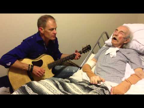 Тажниот момент кога синот му свири песна на својот татко кој е на смртна постела