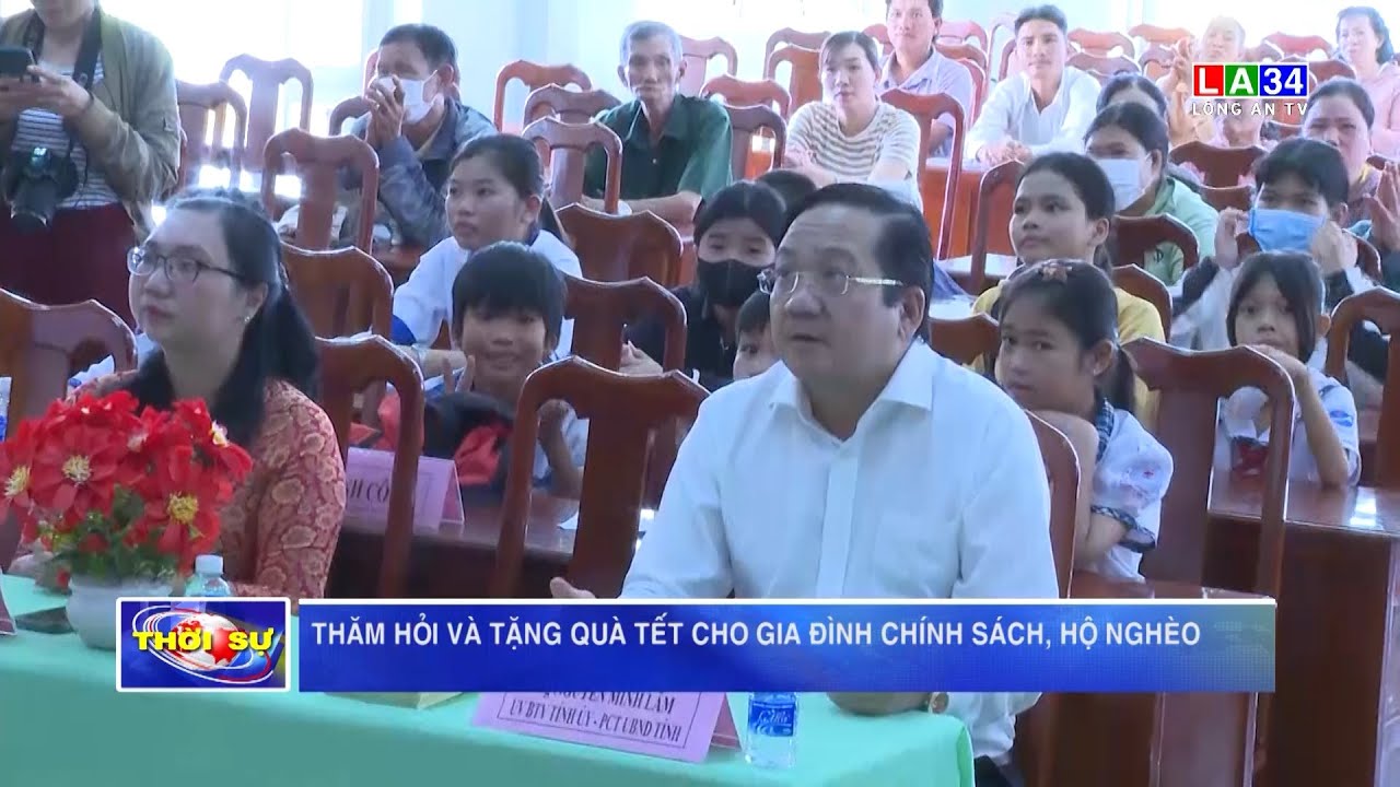 Thăm hỏi và tặng quà Tết cho gia đình chính sách, hộ nghèo