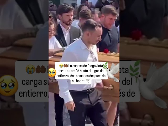 La esposa de Diogo Jota lleva su ataúd al lugar del entierro apenas dos semanas después de su boda.