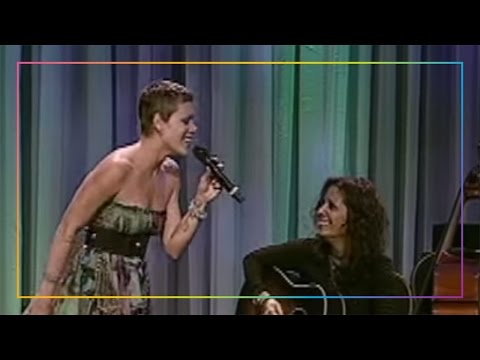 Pink and Linda Perry's Impromptu Acoustic Performance of