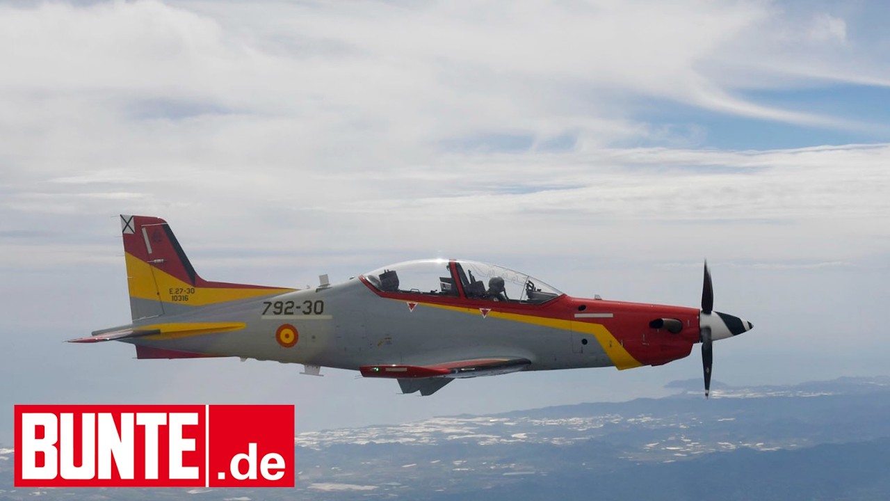 Beeindruckend! Hier steuert Leonor von Spanien (20) den Militärjet