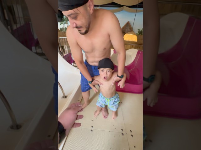 يحيى خايف من الالعاب المائية وعزات رماه فيها😂❤️😂 #يحيى_الزعبي