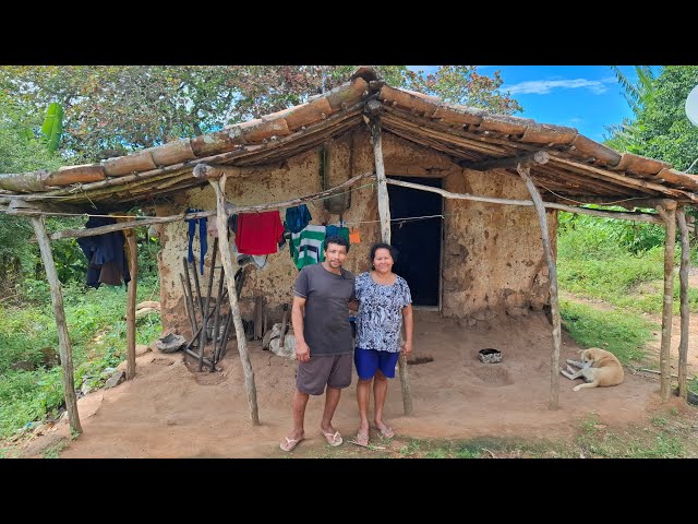 ELES VIVEM ISOLADOS EM UMA CASINHA SIMPLES NO ALTO DA MONTANHA