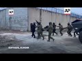 Policías y militares ingresan a peligrosa cárcel de Ecuador donde se producían disturbios  - 01:07 min - News - Video