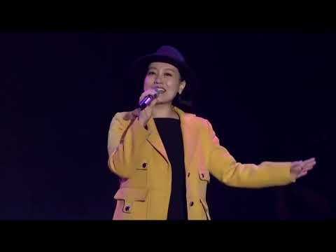 在演唱会中被临时拉上台的谭晶.与孙楠合唱《美丽的神话》