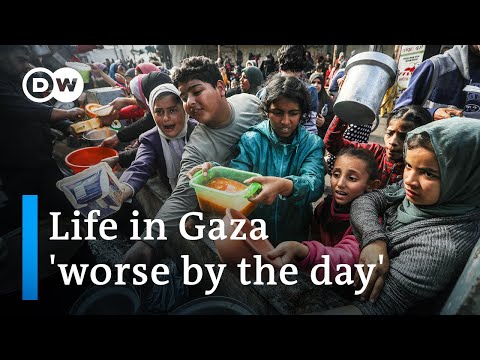 Israel widens offensive as Gazans cram into ever smaller area | DW News