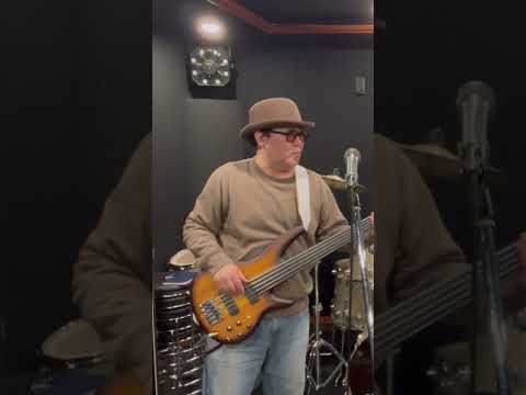 フレットレスベースでビリーシーン奏法！タッピング #5弦ベース #ライブ #ibanez #バンド #colonelkkjϟ #heavymetal #rock #automobile #music