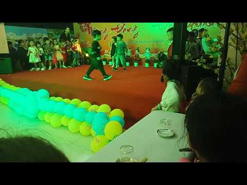 Bé Mai Thu Nga lớp nhỡ 2 trường Mầm Non Sơn Ca diễn văn nghệ