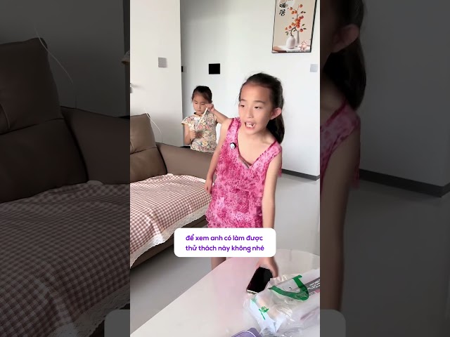 Thử troll anh trai bằng các động tác khó mà chỉ con gái mới làm được