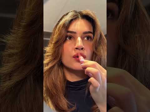 🤩 #kritisanon can't miss her Lip gloss #makeup #shorts #actress