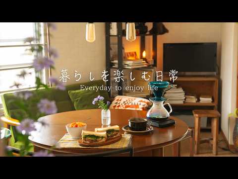 寒くなった朝に温かいモーニングコーヒーとサンドイッチの朝食。花のある暮らしと休日。