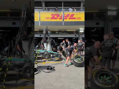 🏎️⚙️ كواليس اللحظات الأخيرة في حارة الصيانة قبل انطلاق السباق جائزة أذربيجان الكبر...