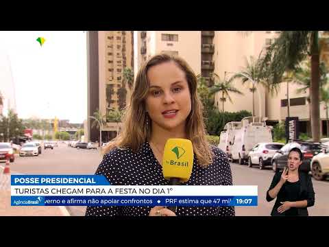 Turistas chegam para a festa no dia 1º